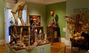 Exhibition-in-the-Hove-Museum-with-work-by-Richard-in-the-background